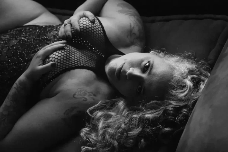 Ensaio boudoir feminino: uma experiência de autocuidado e presente de luxo.